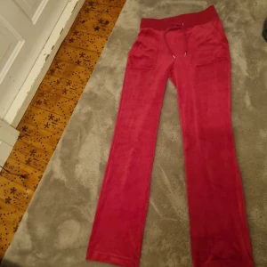 Nästan oanvända juicy byxor - Ett par superfina juicy byxor som jag köpte i för stor storlek så de har inte kommit till användning. Super skick men de är som sagt för stora. Ps jag möter bara upp för fick de i present ish och vill inte såra deras känslor💕