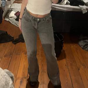Ett par fina jeans från Gina i storlek 32 som inte kommer till användning mer