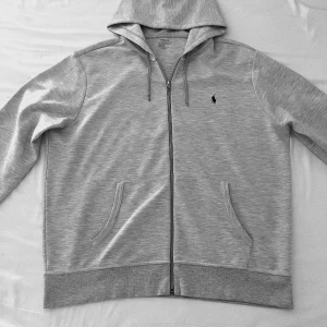 Ralph Lauren Zip Hoodie - Helt Ny Ralph Lauren Zip (Äkta). Helt ny! Bara testad sen bortglömd. Extremt bra kvalitet och snygg design. Såklart helt felfri, inga hål, skador eller fläckar. Original pris: 2199kr mitt pris 699kr. Skriv gärna vid frågor/bud! 