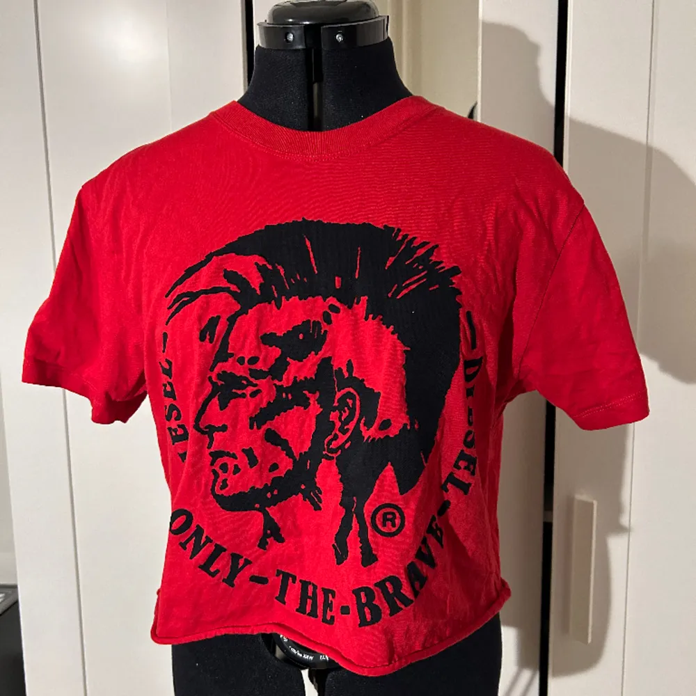 Cropped red tee från Diesel köpt secondhand i New York!. T-shirts.