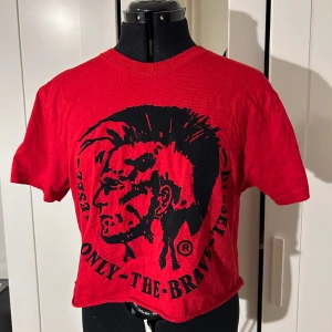 Diesel crop tee - Cropped red tee från Diesel köpt secondhand i New York!
