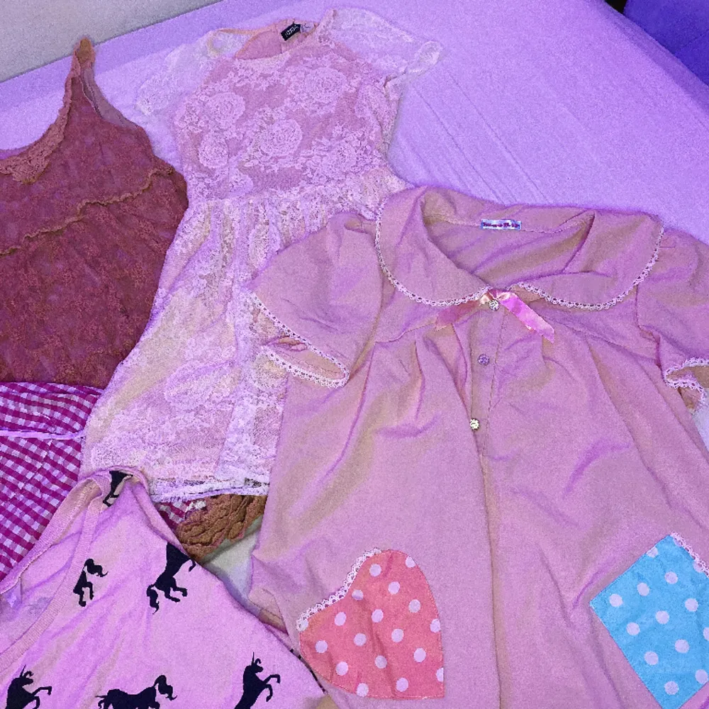Bundle bestående av tre klänningar och tre toppar och en hårrosett. Strl XS. Märken: Hell Bunny, Kawaii Shop, HM. . Klänningar.