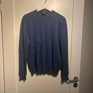 Oscar jacobson tröja - Säljer nu min oscar jacobsontröja som inte kommer till användning i storlek s. Det finns ett litet hål brevid lapen som syns på andra bilden men inget som syns vid användning, hör av er om funderingar!!