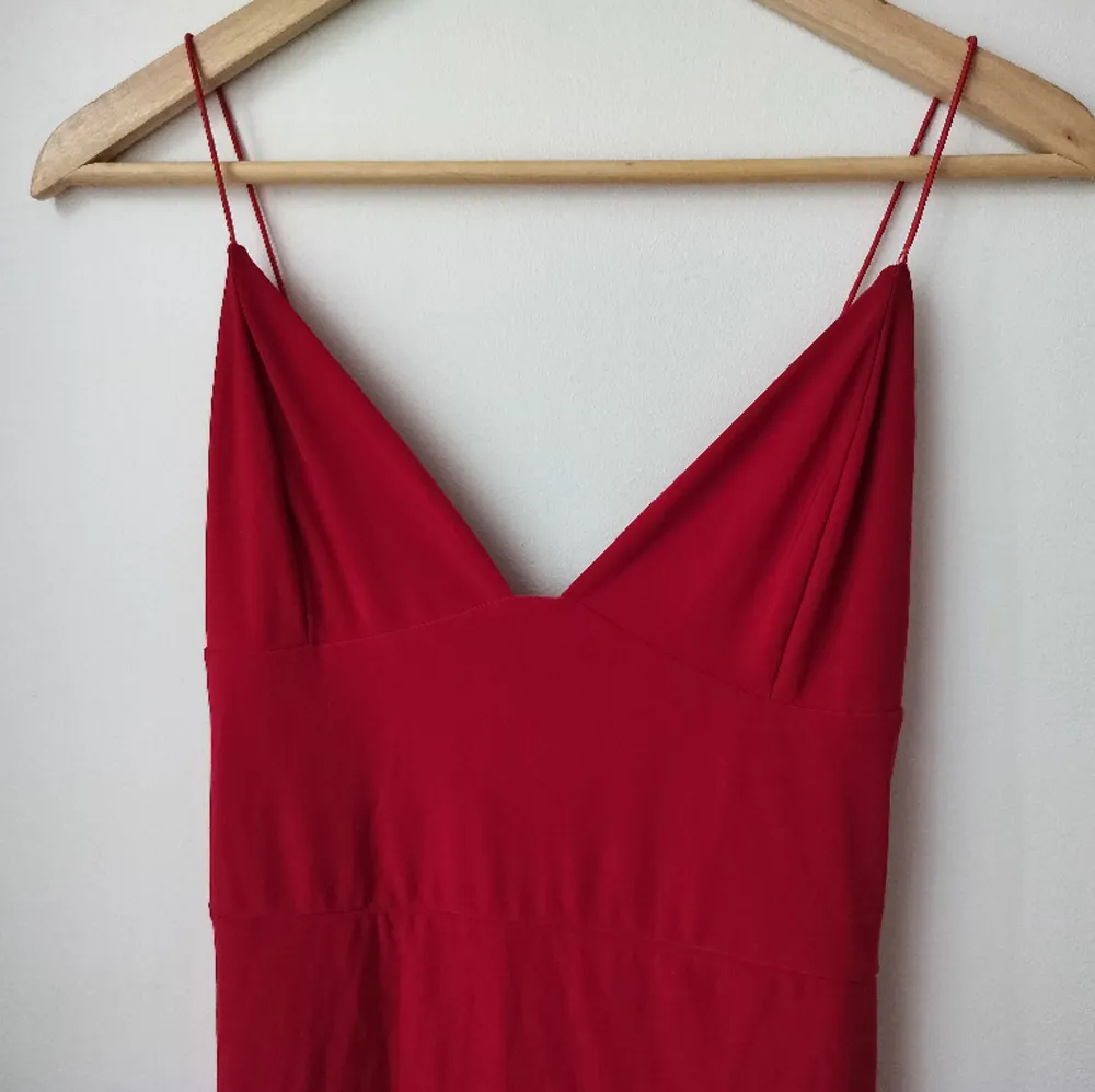 Superfin röd, mjuk och stretchig klänning från Fashionkilla. Står ej storlek men uppskattar det till en S.. Klänningar.