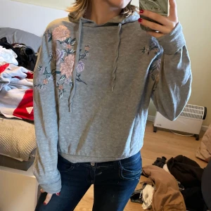 Grå hoodie med broderade blommor - Köpt begagnad, fint skick🫶
