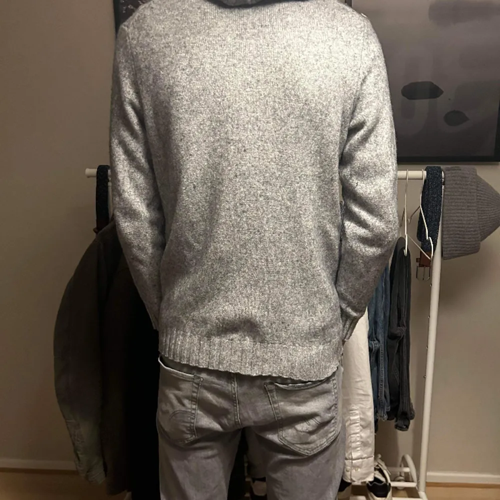 En väldigt snygg dressman hoodie, skick 8/10. Moddelen är 185 centimeter och väger 65 kilo. Den är aningen kort på Moddelen. Tveka inte på att höra av er vid några funderingar.. Hoodies.