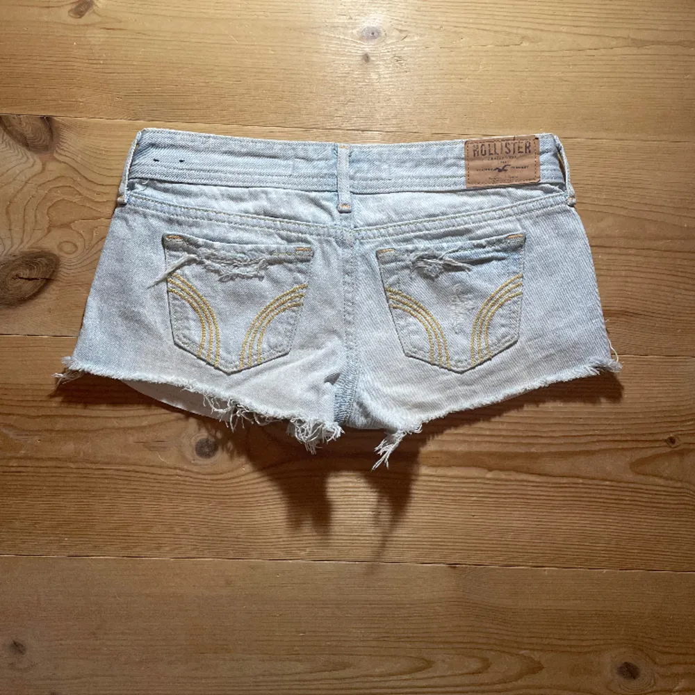 Säljer dessa jättesnygga Lågmidjade hollister shorts som inte kommer till användning💕hör av er vid fler frågor💕säljer + frakten💕Det är först till kvarn som gäller så den som köper först får dom💕. Shorts.