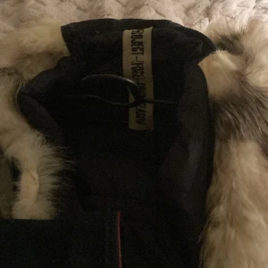 Projekt force  - St 38-40 jackan med huva och päls den är väl använd och behöver en tvätt, två små hål längs ner på ärmen. Där av priset . Nypris 16.000kr 