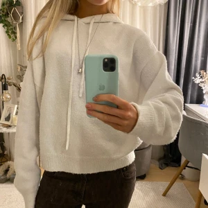 Stickad huvtröja - Säljer denna eftertraktade och såå sköna stickade huvtröja💕💕superskick!!