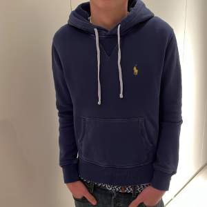 Tja! Säljer en stilren Ralph lauren hoodie. Skick 8,5/10. Storlek S men sitter som XS (170cm) lite för liten för mig som är 180cm lång. Nypris runt 1800kr. Hör av er vid intresse. Fraktar helst sårbart via postnord! Mvh, Elton