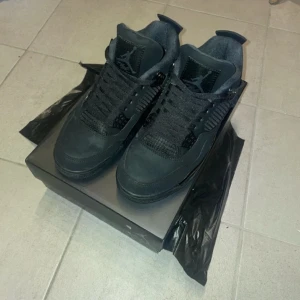 Jordan 4 Black cat - Använda ungefär 2-3 gånger så letar efter retail. Storlek 43, skriv om intresserad