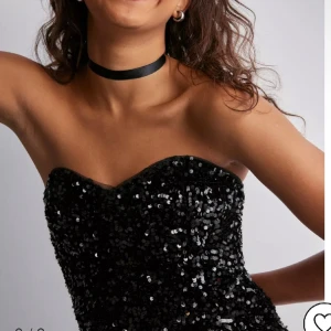 Jättefin glittrig topp! - Från Nelly! Använd 1 gång🩵🩷 Köpt för 359kr och säljes för 230kr, köp gärna direkt 🥰 pris kan diskuteras!