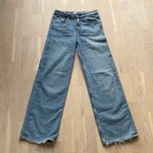 Mid/high waist jeans från gina Tricot young, fint skick