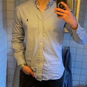 Ralph Lauren skjorta - Riktigt schysst polo skjorta, perfekt inför våren och sommaren i 9/10 skick! Han på bilden är 185cm och väger 72kg. Nypris för skjortan är 1395kr, mitt pris 449kr! Hör av er vid minsta fråga eller fundering!🙌
