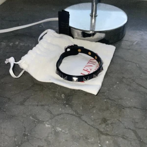 Valentino armband - Cond 8/10  Nypris 3000kr   Svart/silver