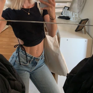 Raka low waist jeans - Raka low waist jeans från Zara i storlek 32. De på sista bilden fast blå, färgen säljs inte längre.  Säljer för 200 kr, kan hämtas i Kalmar eller skickas mot fraktkostnad.