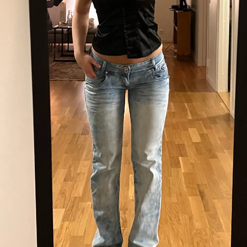 De perfekta ljusa lågmidjade jeansen från dromedar💕midja: 36cm, grenhöjd:19cm, innerbenslägd:78cm (jag är 161 men de är för långa för mig)💕formar jättefint!. Jeans & Byxor.