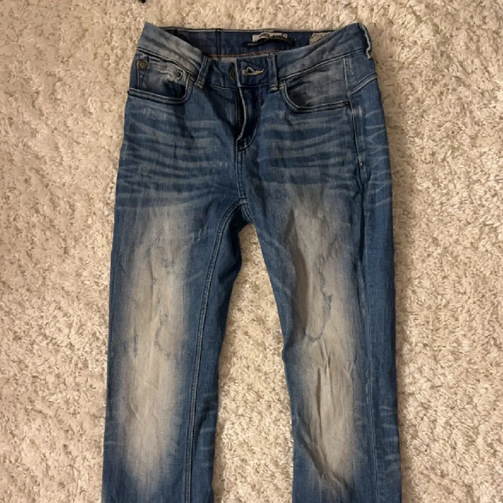 Säljer dessa sjukt snygga lågmidjade jeansen som tyvärr är för långa för mig😭de har både snygga detaljer fram och bak😭❤️modell bootleg. Står inte vilken strlk men skulle gissa 34-36 . Jeans & Byxor.