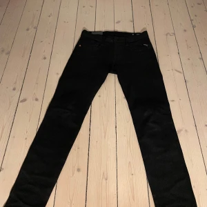 Replay jeans  - Tja, säljer nu mina svarta replay anbass jeans i storlek 29-32 kond 9/10 använd få tal gånger ny pris runt 1300 hör av er vid frågor eller funderingar 