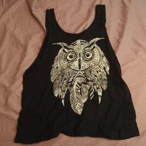 Svart linne - Jag säljer ett svart linne med en uggla på!