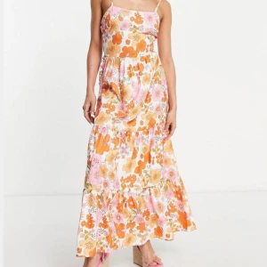 Blommig sommarklänning  - Klänning som är perfekt till sommaren med tunt material och justerbara band! 💖 den är i nyskick