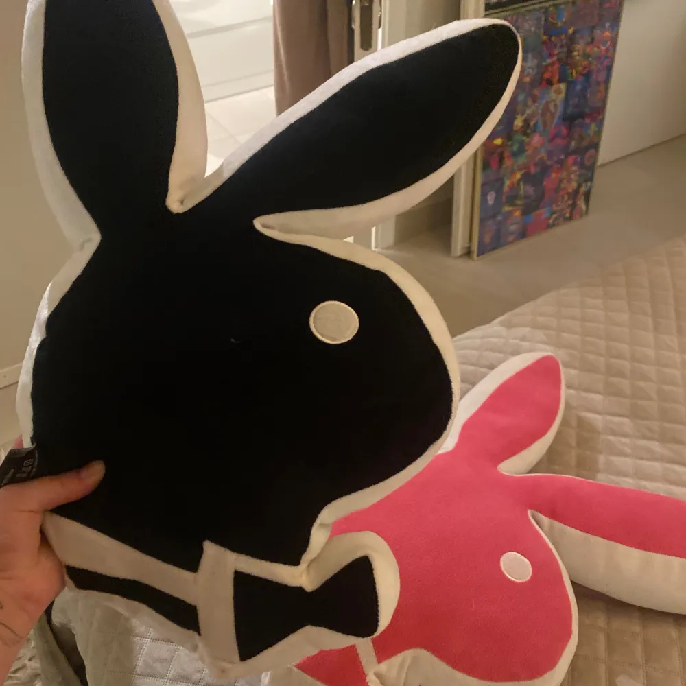 Svart Playboy Bunny kudde 30x50cm. Övrigt.