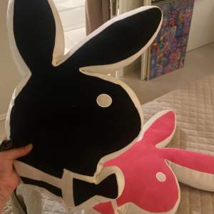 Svart Playboy Bunny kudde 30x50cm