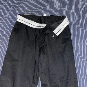 Kostymbyxor  - Dickies likande byxor.  Man kan vika så den vita delen syns