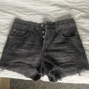 Levis jeansshorts - Så snygga gråa Levis jeansshorts! De har tyvärr blivit för små för mig. Perfekta till sommaren🫶Storlek Xs/S