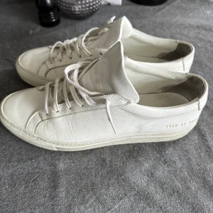 Common project sneaker - Säljer mina common project sneakers!! Strl 42, passar 43!! Ordinariepris 3999kr 