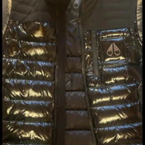 En moose knuckles väst från johnells priset går att diskutera, nypris 7300 - Street style storlek L storleken passar även bra på xl knappt använd, har kvar pris lappen