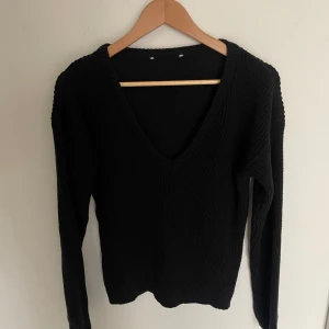 Stickad tröja - Stickad tröja från nakd som inte används längre, kan användas åt båda hållen så att den blir djup i ryggen eller v-ringad fram
