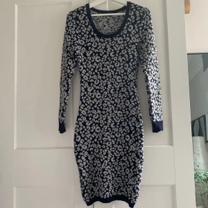Leopard klänning skickad - Stickad leopardklänning i blå/ljusblå, varm och väldigt stretchig i så gott som ny-skick. Midi-klänning