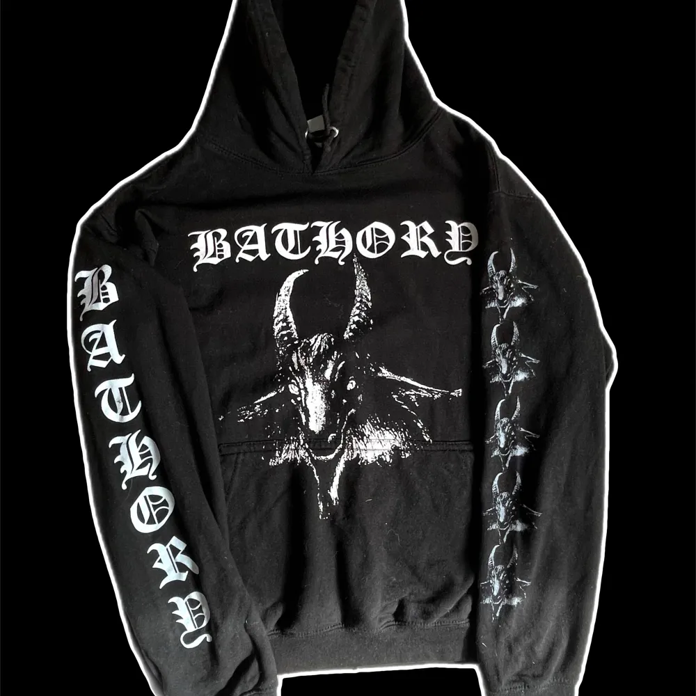Edgy svart hoodie med sataniska symboler överallt, Bra för att göra folk obekväma!!!🥶👌😈💯. Hoodies.
