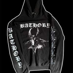 Edgy svart hoodie med sataniska symboler överallt, Bra för att göra folk obekväma!!!🥶👌😈💯