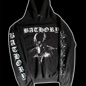 Bathory Hoodie - Edgy svart hoodie med sataniska symboler överallt, Bra för att göra folk obekväma!!!🥶👌😈💯