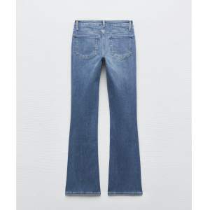 Blå lågmidjade jeans från zara som knappt är använda. Har klippt dem så att de passar folk runt 158 cm