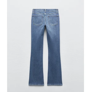 Blåa jeans - Blå lågmidjade jeans från zara som knappt är använda. Har klippt dem så att de passar folk runt 158 cm