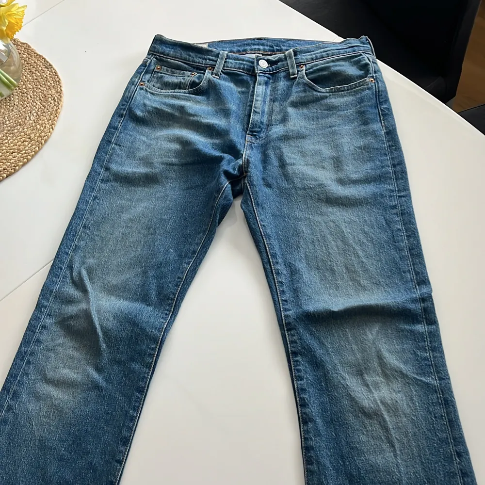 Det är ett par Levi’s jeans i modellen 527 som är W30 och L34 fast är kapade ner till 32, bra skick med inga defekter.. Jeans & Byxor.