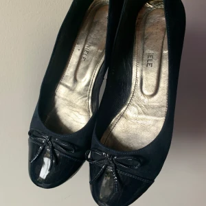 Marinblå ballerinaskor  - Säljer dessa fina ballerinaskor som inte passar mig. Är i bra skick, passar strl 40/41 typ. Skriv vid frågor 