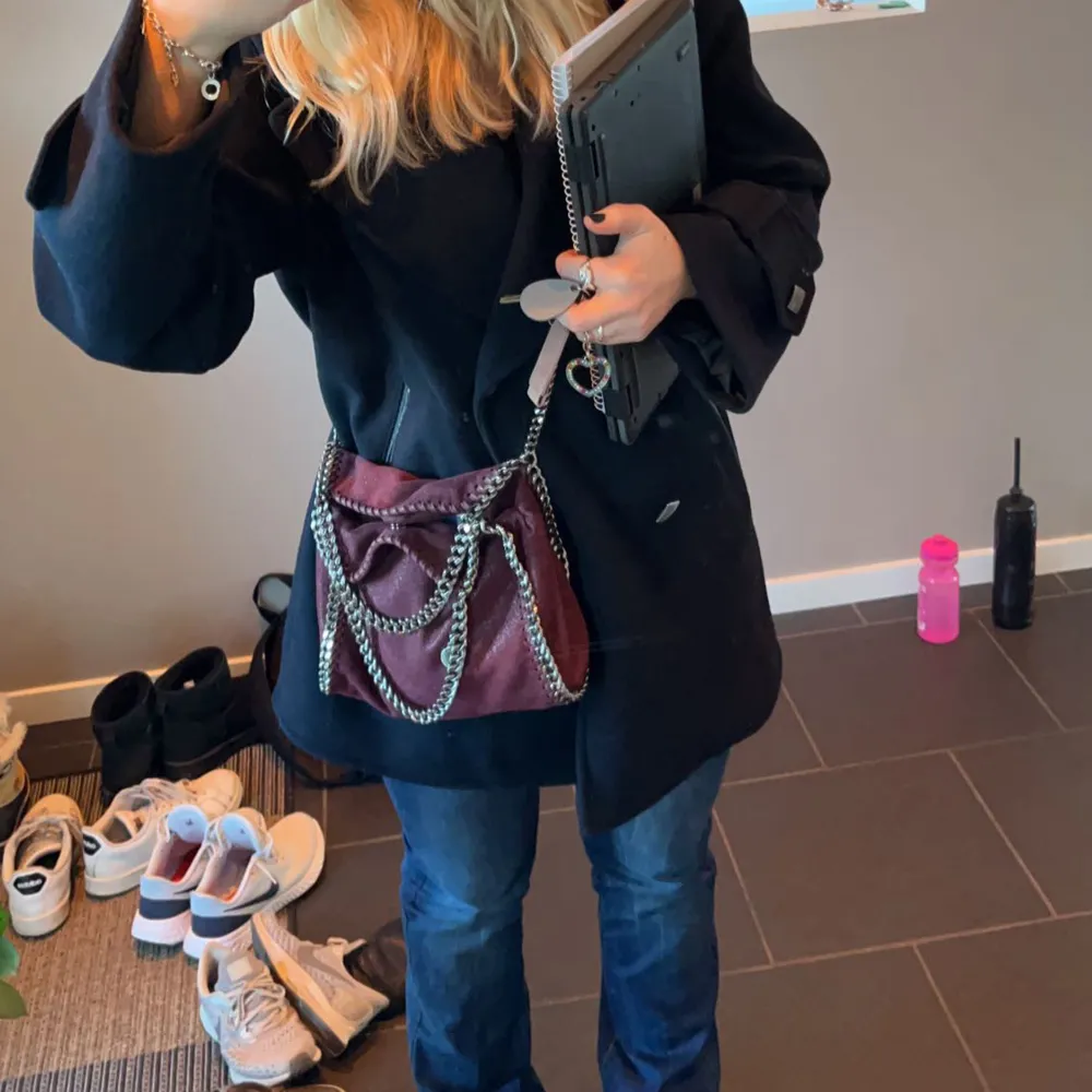 Säljer/intressekoll på min Stella McCartney väska i modellen mini/mellan modellen❤️givetvis äkta. Väskor.