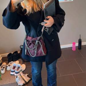 Säljer/intressekoll på min Stella McCartney väska i modellen mini/mellan modellen❤️givetvis äkta