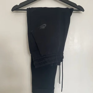 Nike sweatpants - Säljer min fina Nike byxor.  Fråga om minsta fråga. Pris kan diskuteras vid snabb affär.