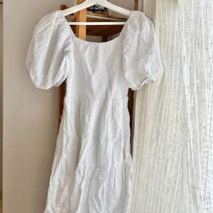 Fin vit klänning perfekt till student, sommar, midsommar eller annat! Från Sisters Point i storlek M❤️