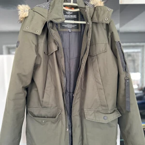 Vinter/ vår jacka  - Hej  Jag säljer min vinter jacka på grund av att jag köpte en ny använde den under en vinter så den är inte så mycket använd. Det ända problemet är att en bit av dragkedjan gick av som man kan se på bilen resten är i bra skick. Prisändring finns.