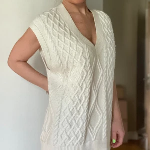 Stickad slipover från & Other Stories - Stickad slipover från & Other stories  50% Poliamide, 25% Bommul, 25% Ull Stl XS Nypris 690kr, säljes för 250kr  Modellen på bilden är 163cm lång och väger 53 kg