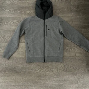 Sail racing jacka - Sail racing bowman insulated zip hood Som ny använt 1-2 tillfällen  nypris 1800kr mitt pris 700kr För mer bilder skriv gärna Köparen står för frakt