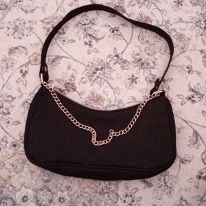 Väska från H&M 👜 - Det är en no size väska från H&M som är svart. Är i jättebra skick och man kan använda den till alla outfits👕👖. Är från barnavdelningen🫣. Är gjord av polyester. Är använd några få gånger. Väskan rymmer massor med saker👛📱. Köparen står för frakten🫶🏾🫶🏾.