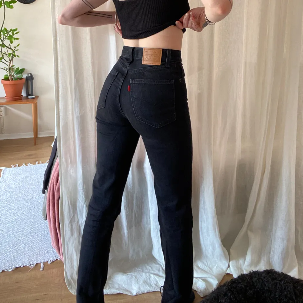 Svarta Levis jeans i modellen 70s High Slim Straight. Storleken är Waist 23 Lenght 31. Urtvättade svarta med uppklipps slits på insida ben/fot. Längden på byxbenet mätt från skrevet: 79-80 cm. Jeans & Byxor.