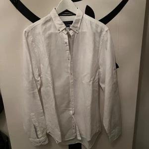 Vit Skjorta - Zara - Vit Skjorta från zara i storlek M  Mycket bra skick 